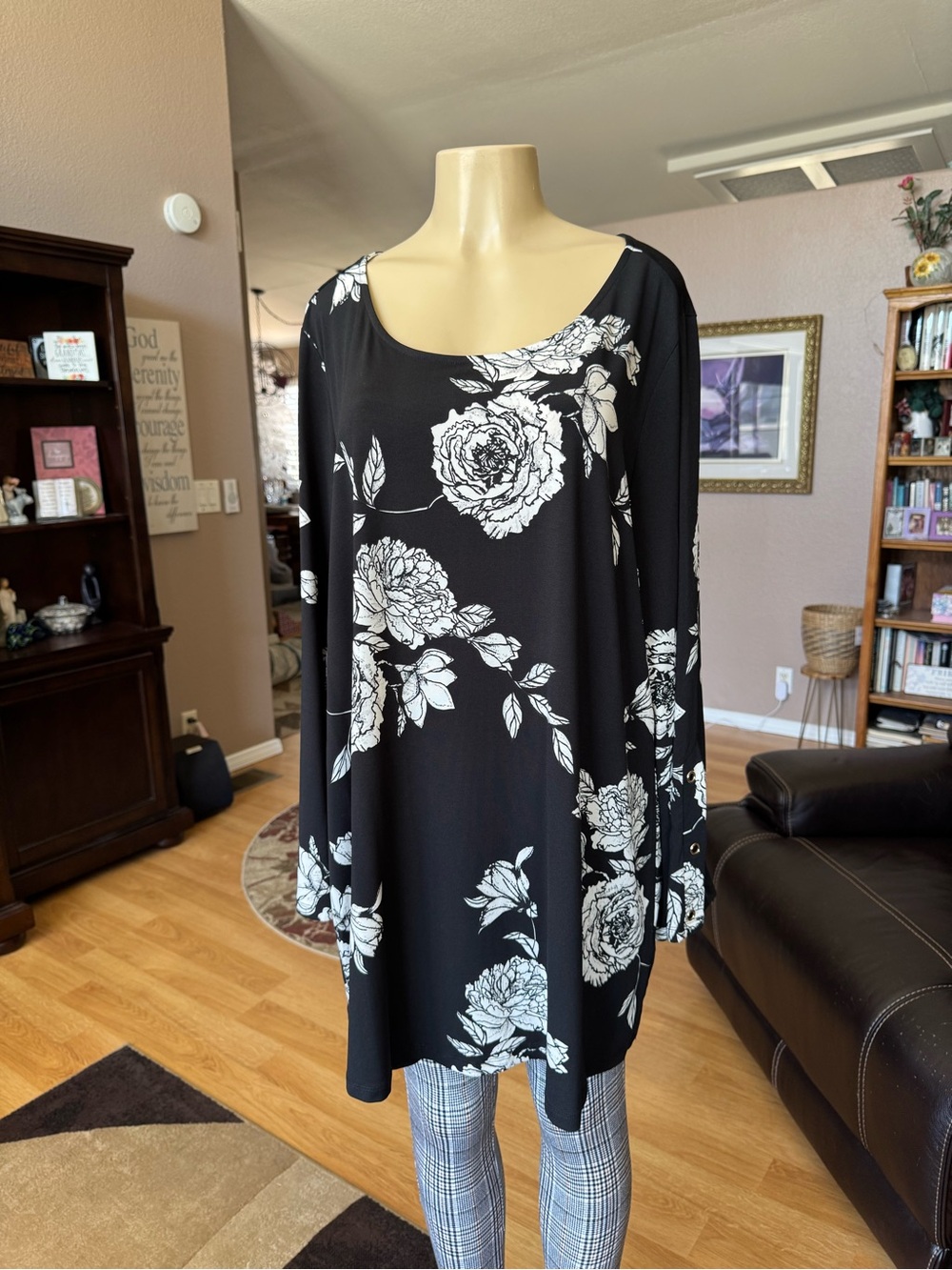 Avenue black scoop neck white floral long sleeve tunic-size 22/24